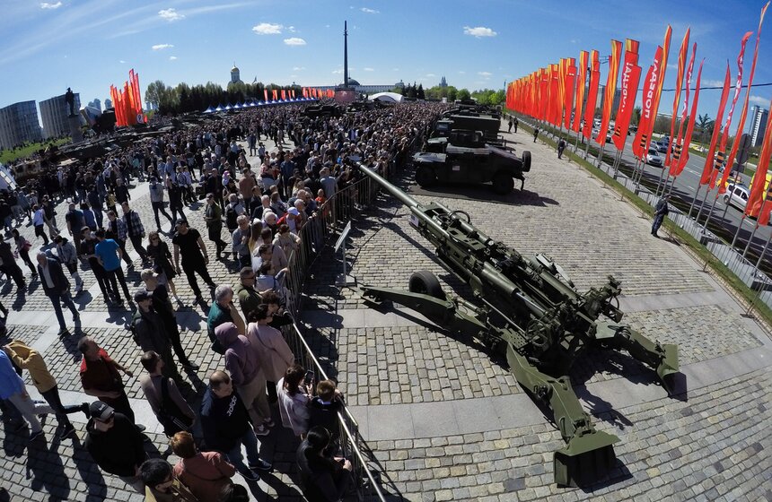 Выставка трофейной техники из зоны СВО открылась на Поклонной горе 1 мая 2 фото