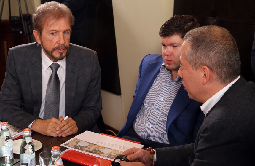 Мэр обсудил с рестораторами правила размещения летних кафе 12 фото