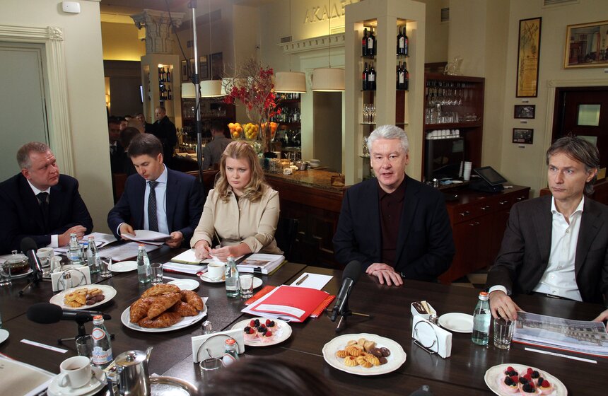 Мэр обсудил с рестораторами правила размещения летних кафе 1 фото