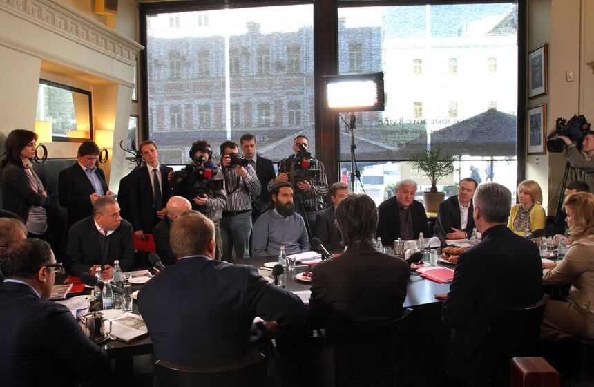 Мэр обсудил с рестораторами правила размещения летних кафе 3 фото