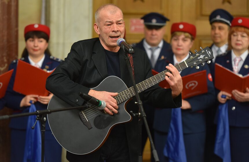 Акцию "Синий платочек Победы" подготовили в столичном метро 10 фото