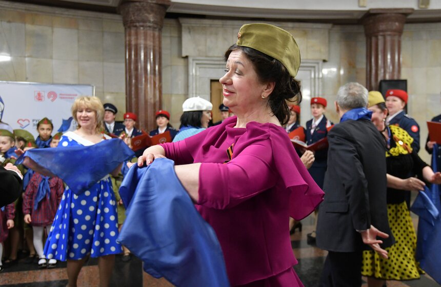 Акцию "Синий платочек Победы" подготовили в столичном метро 2 фото