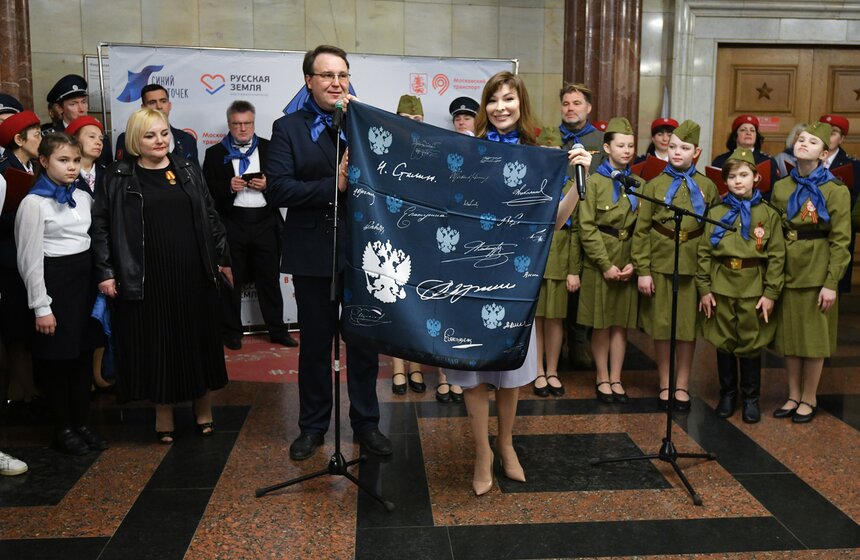 Акцию "Синий платочек Победы" подготовили в столичном метро 7 фото