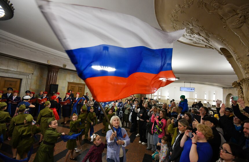 Акцию "Синий платочек Победы" подготовили в столичном метро 9 фото