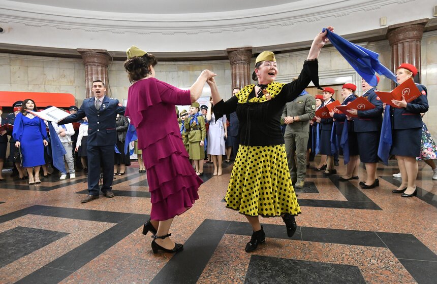 Акцию "Синий платочек Победы" подготовили в столичном метро 3 фото