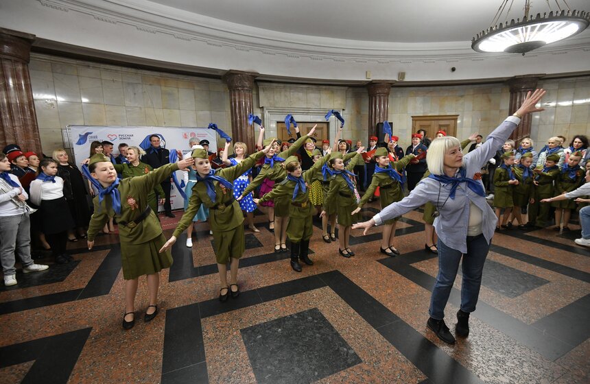 Акцию "Синий платочек Победы" подготовили в столичном метро 8 фото