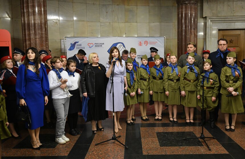 Акцию "Синий платочек Победы" подготовили в столичном метро 5 фото