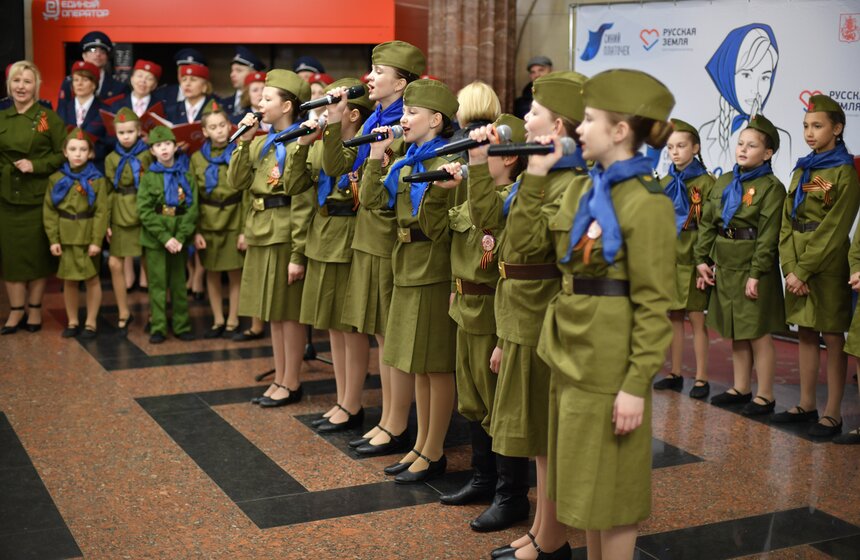 Акцию "Синий платочек Победы" подготовили в столичном метро 19 фото