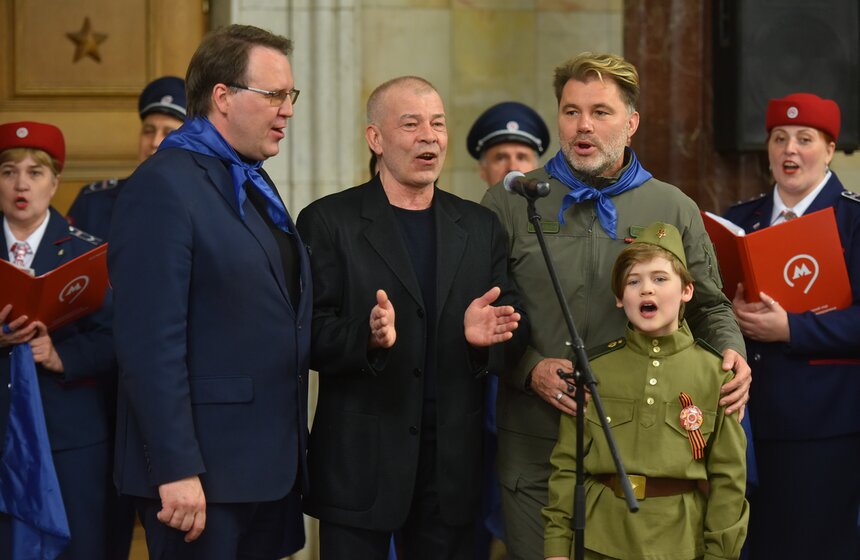Акцию "Синий платочек Победы" подготовили в столичном метро 13 фото
