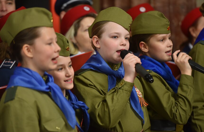 Акцию "Синий платочек Победы" подготовили в столичном метро 14 фото