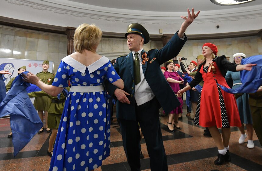 Акцию "Синий платочек Победы" подготовили в столичном метро 15 фото