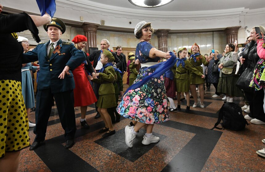 Акцию "Синий платочек Победы" подготовили в столичном метро 16 фото