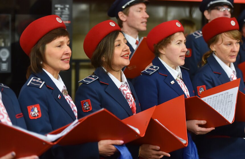 Акцию "Синий платочек Победы" подготовили в столичном метро 12 фото