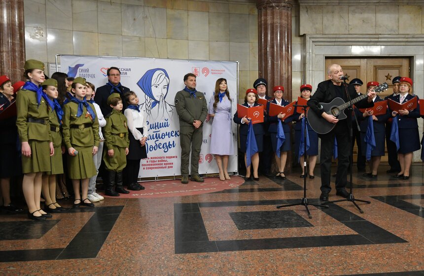 Акцию "Синий платочек Победы" подготовили в столичном метро 11 фото