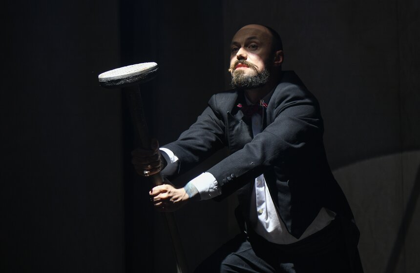 Премьера спектакля "Мюнхгаузен" состоялась в электротеатре "Станиславский" в Москве 12 фото