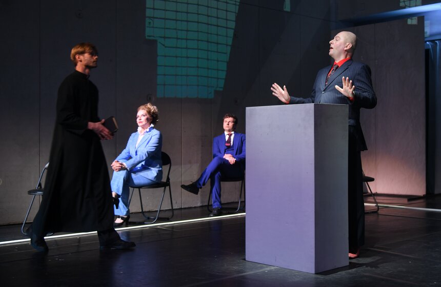 Премьера спектакля "Мюнхгаузен" состоялась в электротеатре "Станиславский" в Москве 16 фото