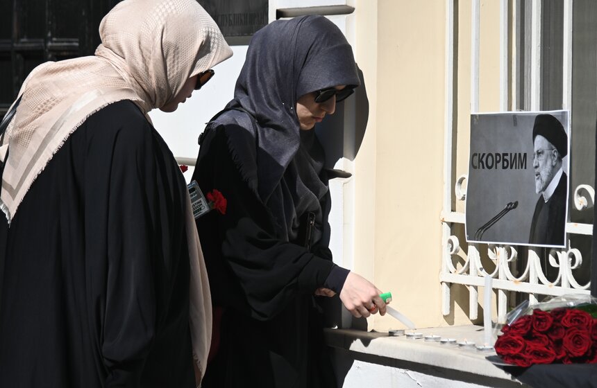 Стихийный мемориал в память о погибшем Раиси появился у посольства Ирана в Москве 9 фото