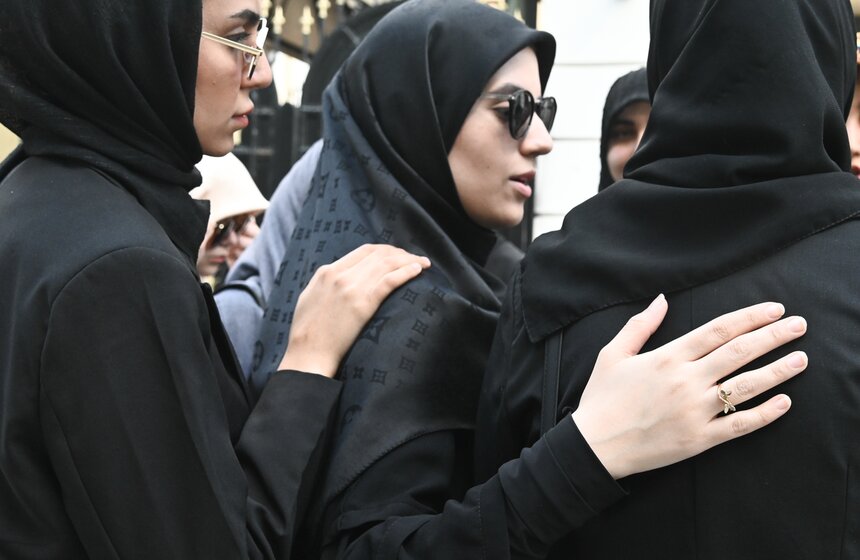 Стихийный мемориал в память о погибшем Раиси появился у посольства Ирана в Москве 15 фото