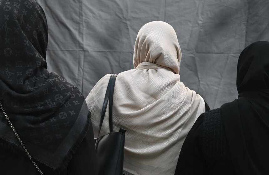 Стихийный мемориал в память о погибшем Раиси появился у посольства Ирана в Москве 16 фото