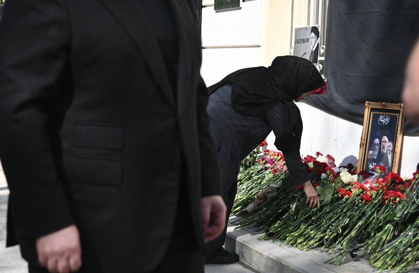 Стихийный мемориал в память о погибшем Раиси появился у посольства Ирана в Москве 7 фото
