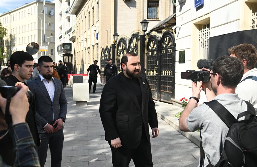 Стихийный мемориал в память о погибшем Раиси появился у посольства Ирана в Москве 10 фото