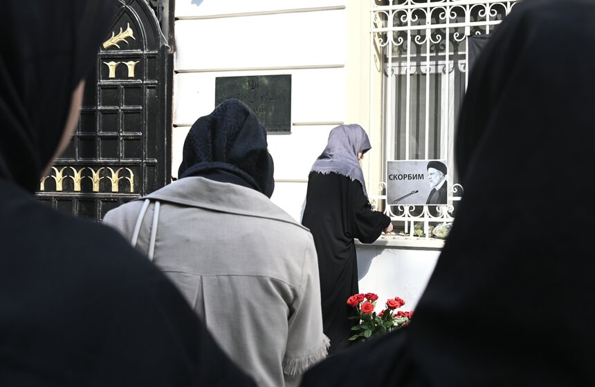 Стихийный мемориал в память о погибшем Раиси появился у посольства Ирана в Москве 6 фото