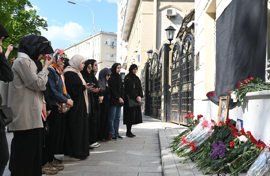 Стихийный мемориал в память о погибшем Раиси появился у посольства Ирана в Москве 14 фото