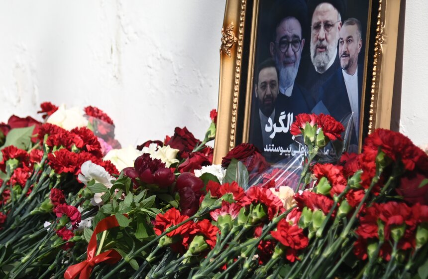 Стихийный мемориал в память о погибшем Раиси появился у посольства Ирана в Москве 3 фото