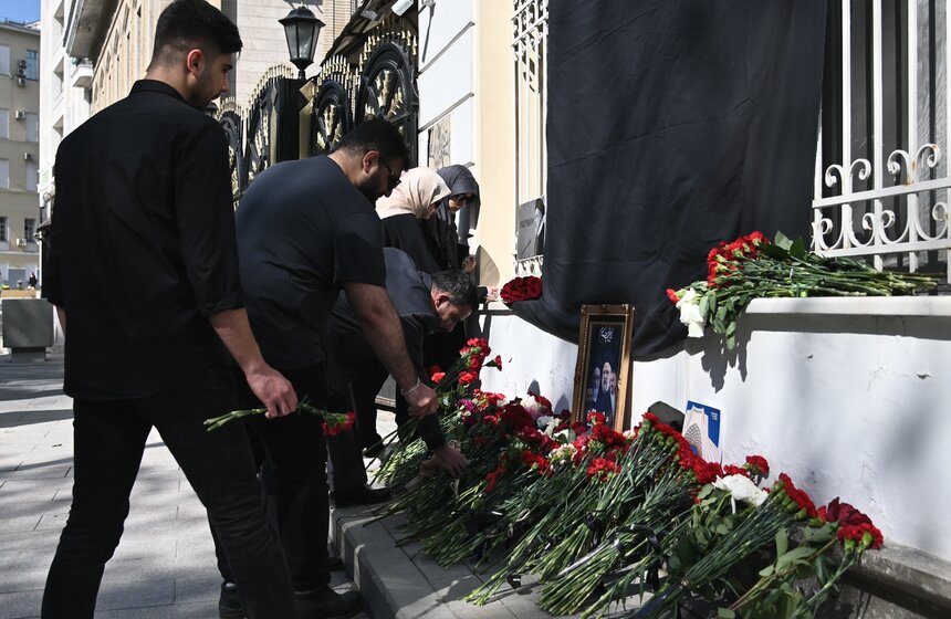 Стихийный мемориал в память о погибшем Раиси появился у посольства Ирана в Москве 8 фото