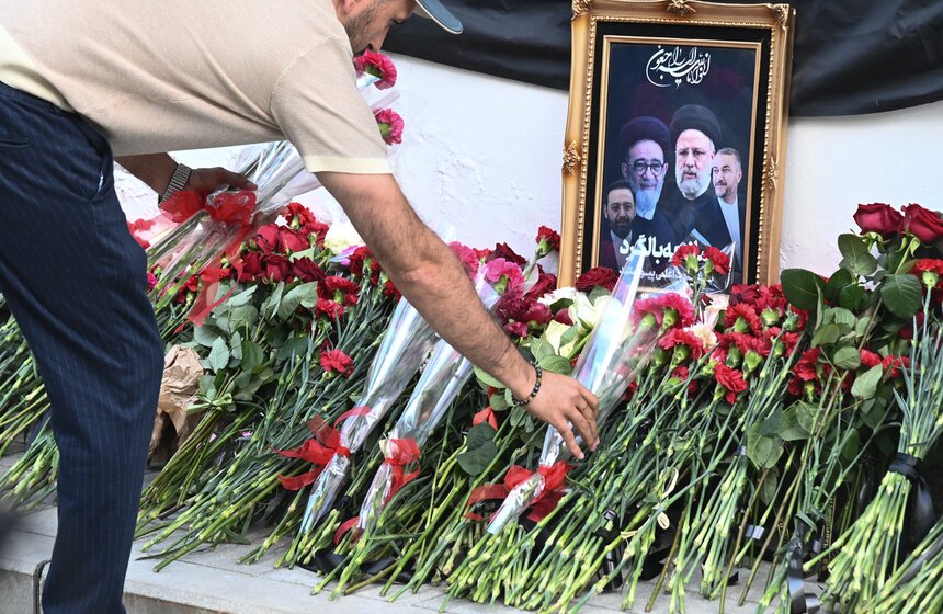 Стихийный мемориал в память о погибшем Раиси появился у посольства Ирана в Москве 5 фото