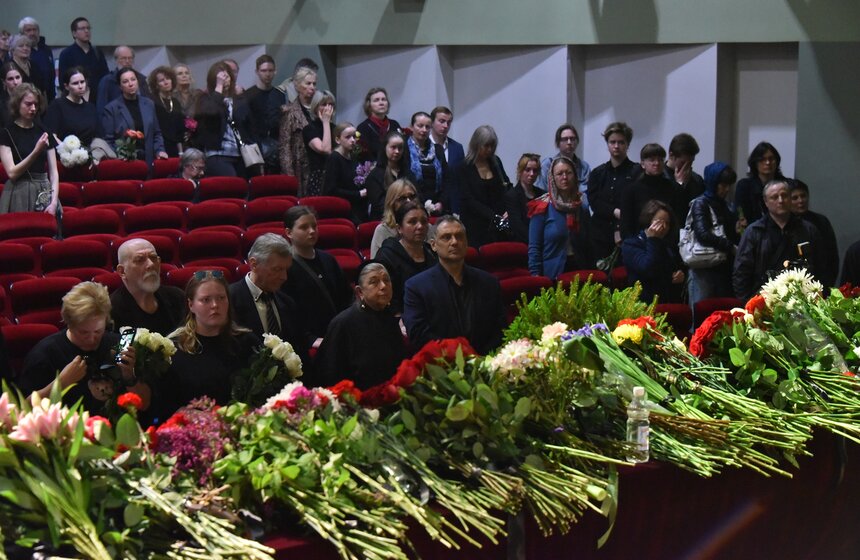 В зале Академии акварели простились с Сергеем Андриякой 16 фото