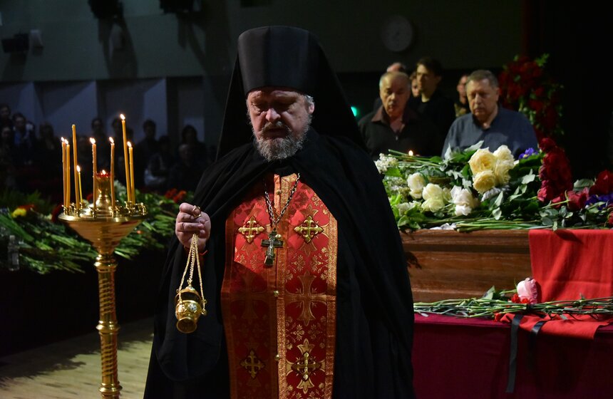 В зале Академии акварели простились с Сергеем Андриякой 15 фото