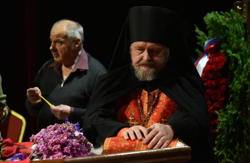В зале Академии акварели простились с Сергеем Андриякой 14 фото