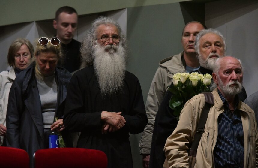 В зале Академии акварели простились с Сергеем Андриякой 23 фото
