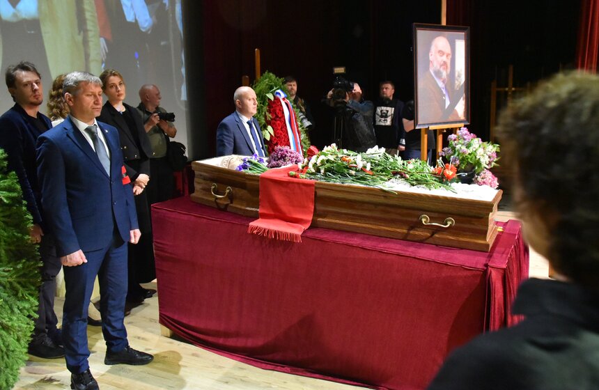 В зале Академии акварели простились с Сергеем Андриякой 10 фото