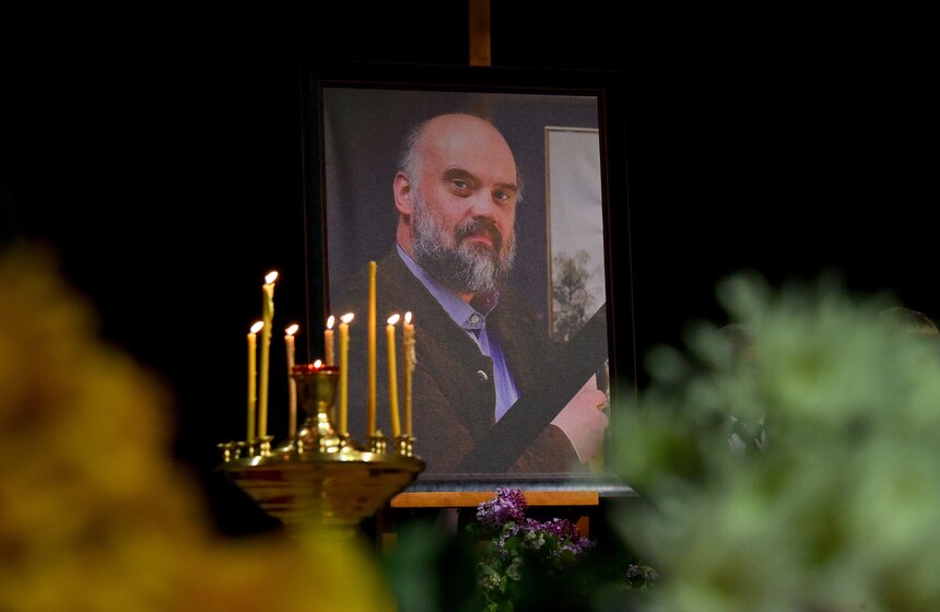 В зале Академии акварели простились с Сергеем Андриякой 22 фото