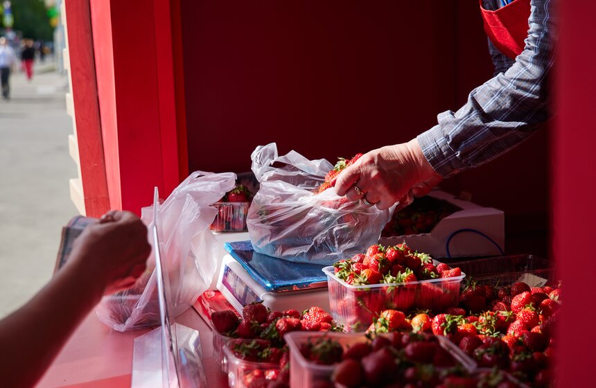Сезонные точки продажи клубники открылись в столице 9 фото
