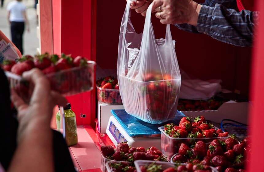 Сезонные точки продажи клубники открылись в столице 3 фото