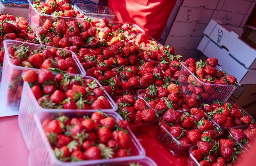 Сезонные точки продажи клубники открылись в столице 7 фото