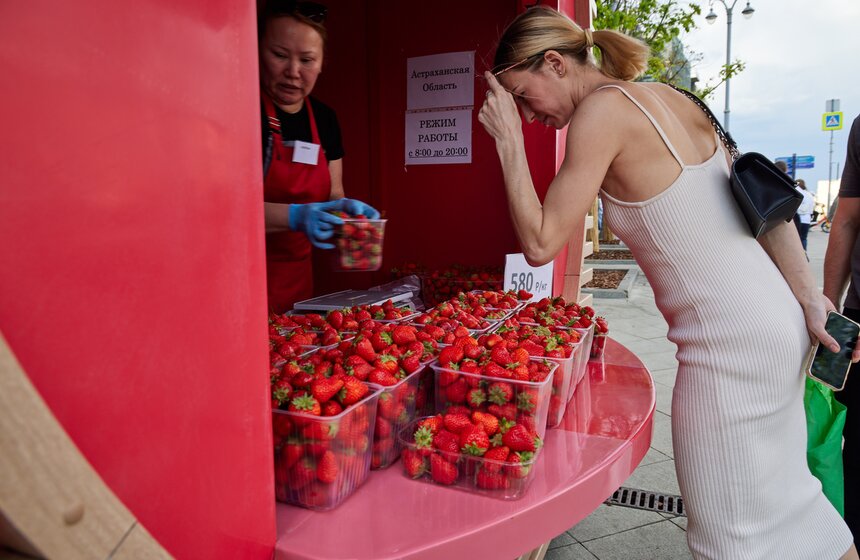 Сезонные точки продажи клубники открылись в столице 15 фото