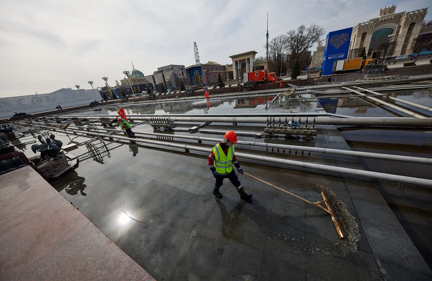 Фонтан "Каменный цветок" привели в порядок после зимы 18 фото