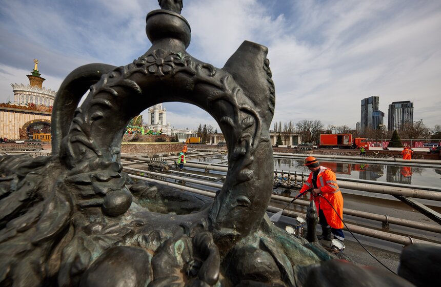 Фонтан "Каменный цветок" привели в порядок после зимы 6 фото