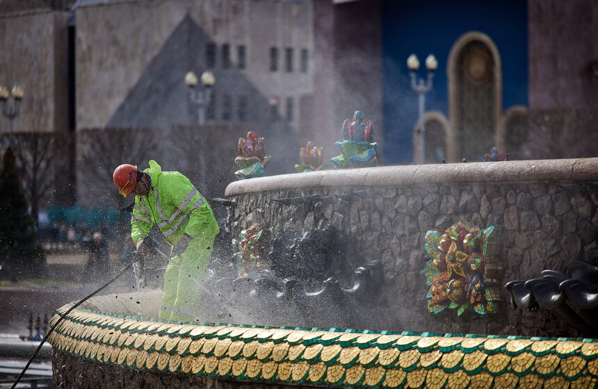 Фонтан "Каменный цветок" привели в порядок после зимы 24 фото