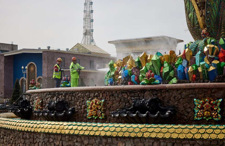 Фонтан "Каменный цветок" привели в порядок после зимы 15 фото