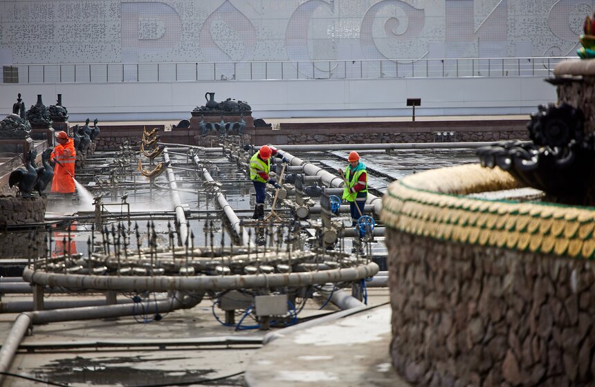 Фонтан "Каменный цветок" привели в порядок после зимы 13 фото