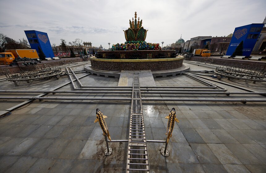 Фонтан "Каменный цветок" привели в порядок после зимы 11 фото