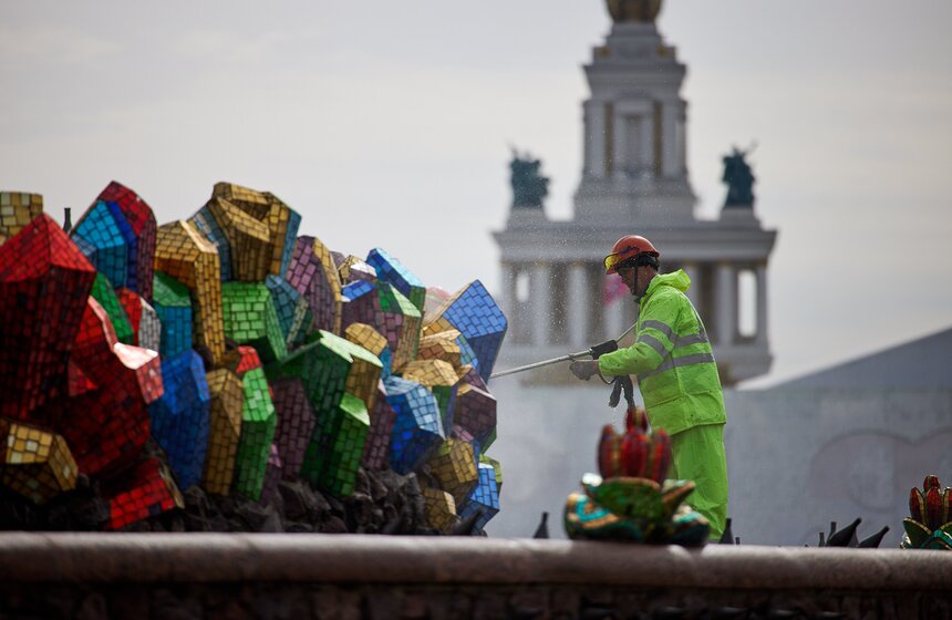 Фонтан "Каменный цветок" привели в порядок после зимы 12 фото