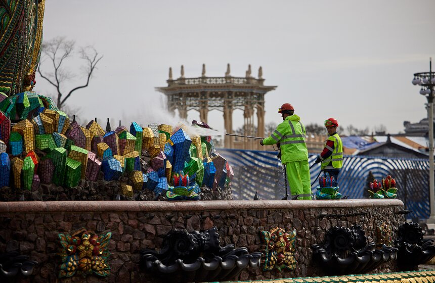 Фонтан "Каменный цветок" привели в порядок после зимы 10 фото