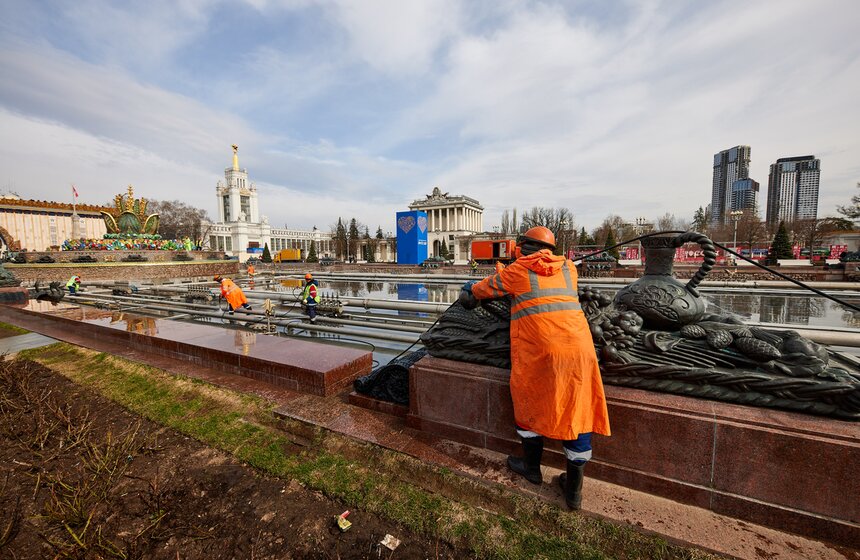 Фонтан "Каменный цветок" привели в порядок после зимы 4 фото
