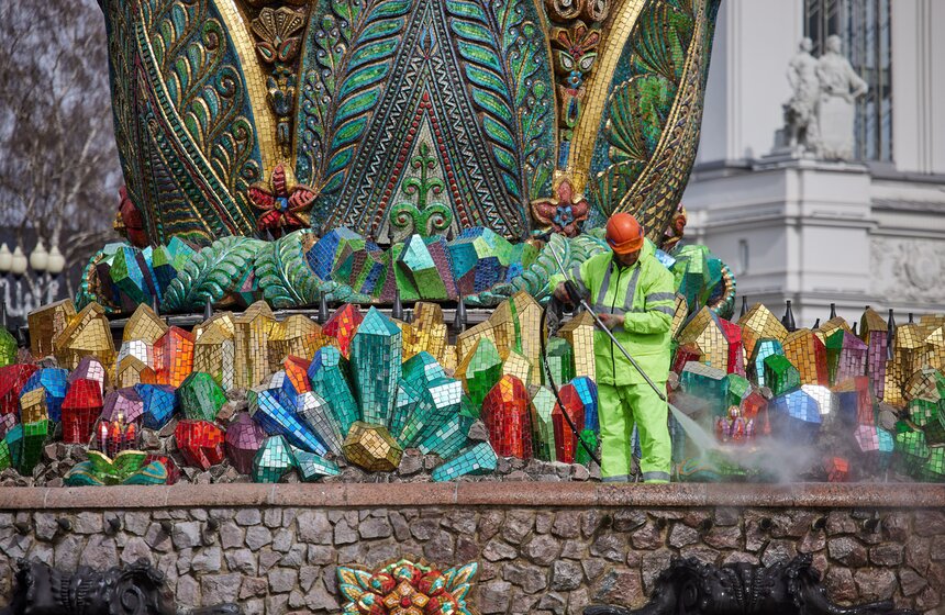 Фонтан "Каменный цветок" привели в порядок после зимы 7 фото